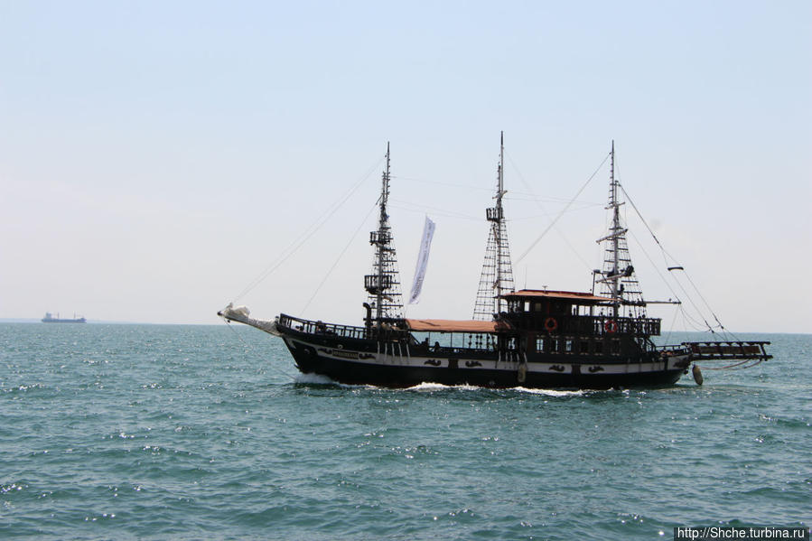 такие кораблики совершают 20-минутные туры по заливу Салоники, Греция