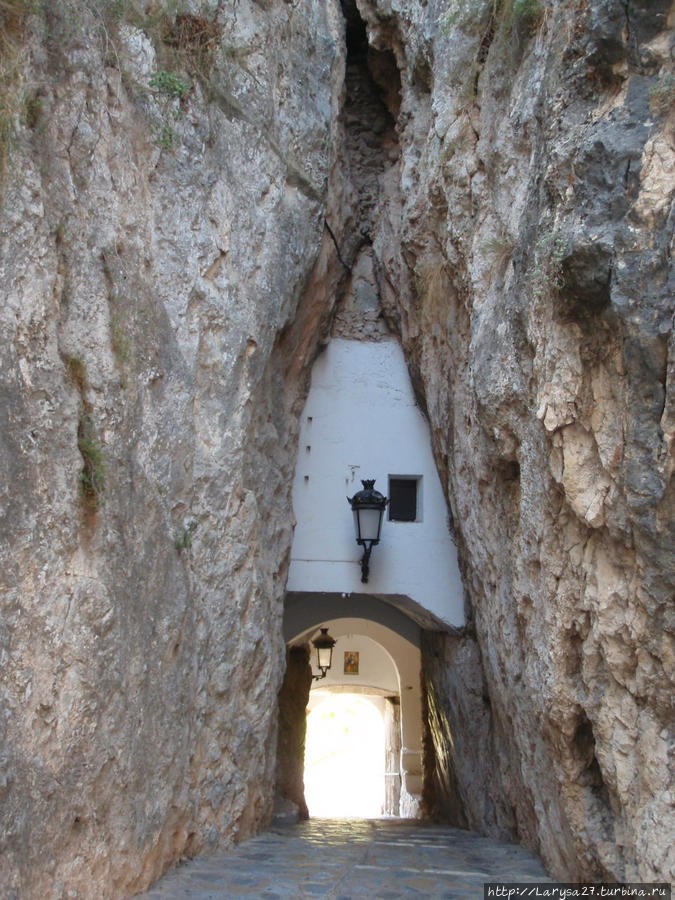 Вход в тоннель со стороны крепости Сан Хосе Гуадалест, Испания