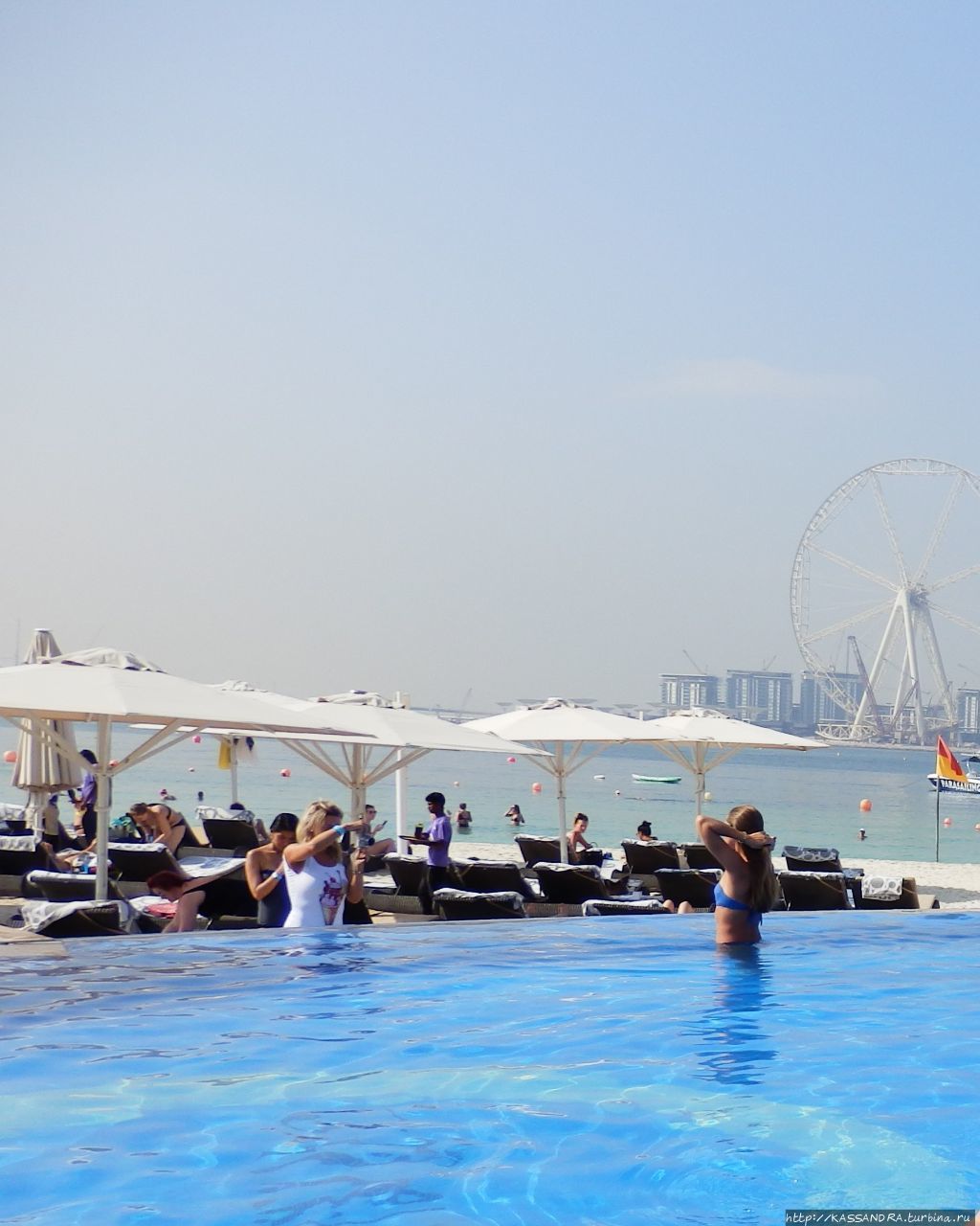Zero Gravity.  Нескромный  бассейн в Арабских Эмиратах Дубай, ОАЭ