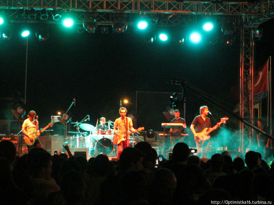 На концерте рок-группы Mor ve Ötesi в Дидиме Дидим, Турция