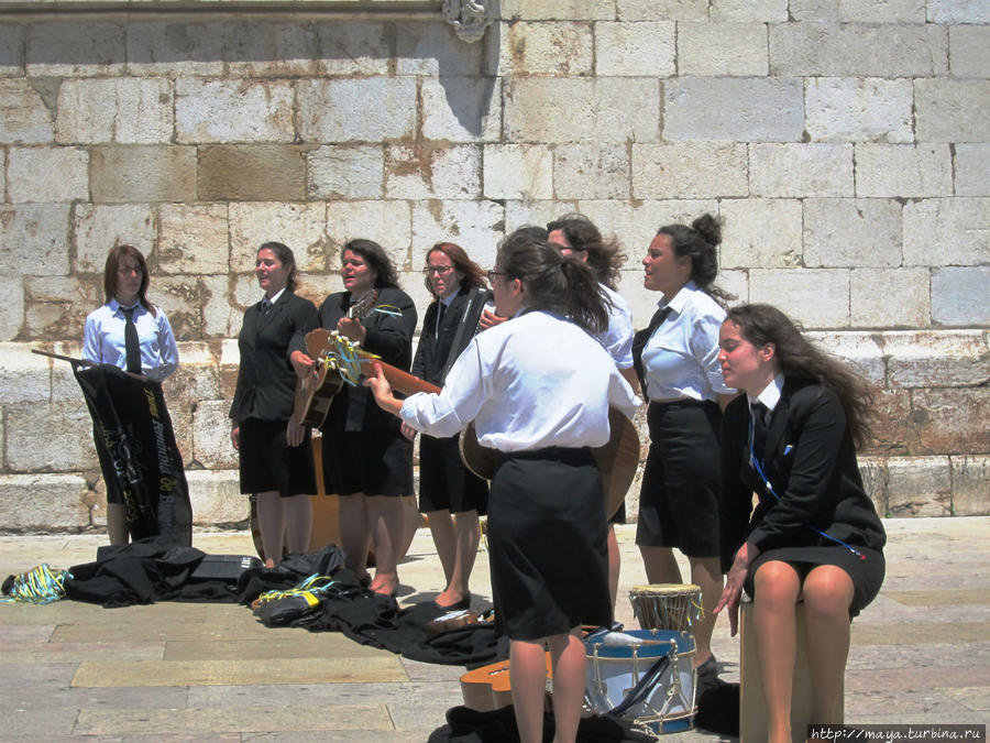 студентки Коибры в форме Коимбра, Португалия