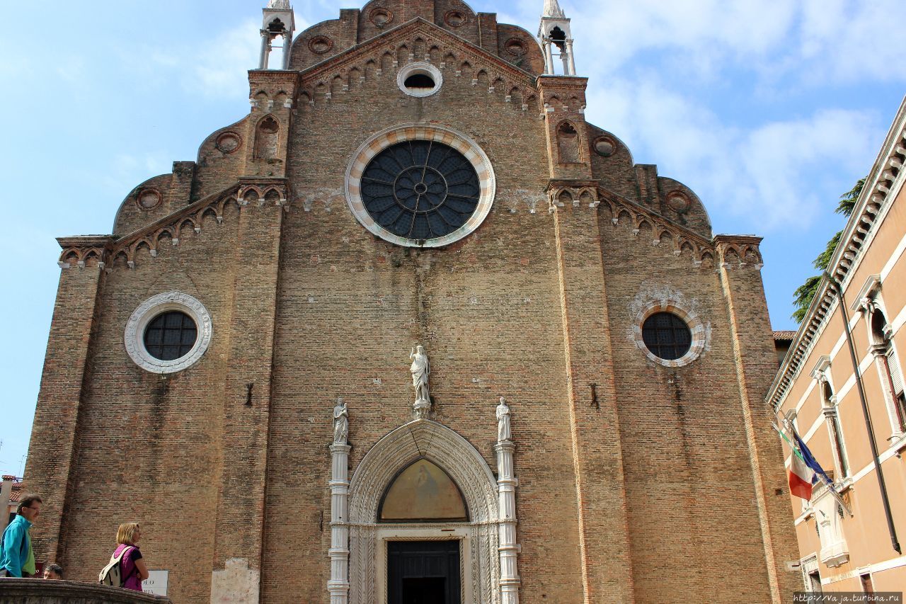 Фасад базилики Санта Мария Глориоза деи Фрари Венеция, Италия