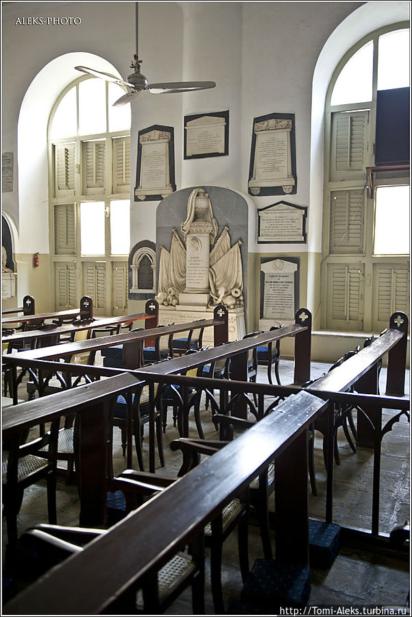 Деревянные скамьи для прихожан. На стенах собора можно увидеть много памятных досок...
* Деревянные скамьи для прихожан. На стенах собора можно увидеть много памятных досок...
*