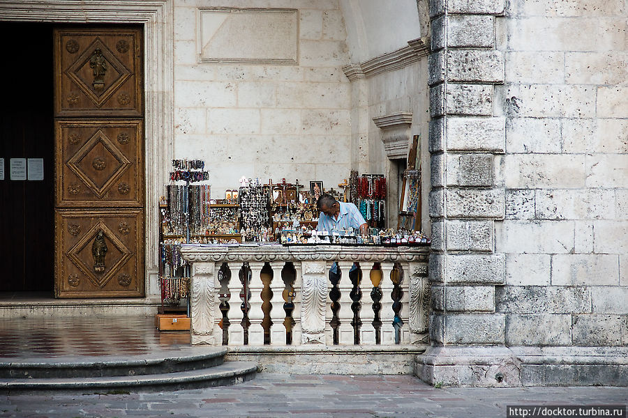 У входа в собор Котор, Черногория