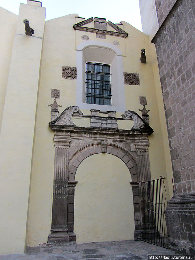 А здесь наоборот, состояние стены отлично укрепленное, даже замурован вход в арку. Куаутитлан, Мексика