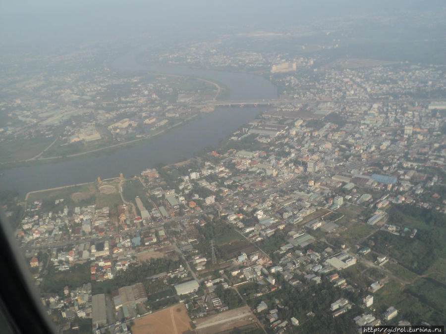 Вид на город с высоты птичьего самолетного полета. Вьетнам