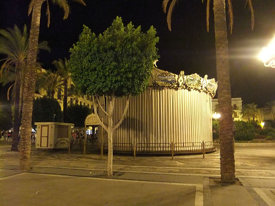 На обратом пути веселье пошло на убыль, карусель уже зачехлили, а в барах остались самые стойкие. На обратом пути веселье пошло на убыль, карусель уже зачехлили, а в барах остались самые стойкие.