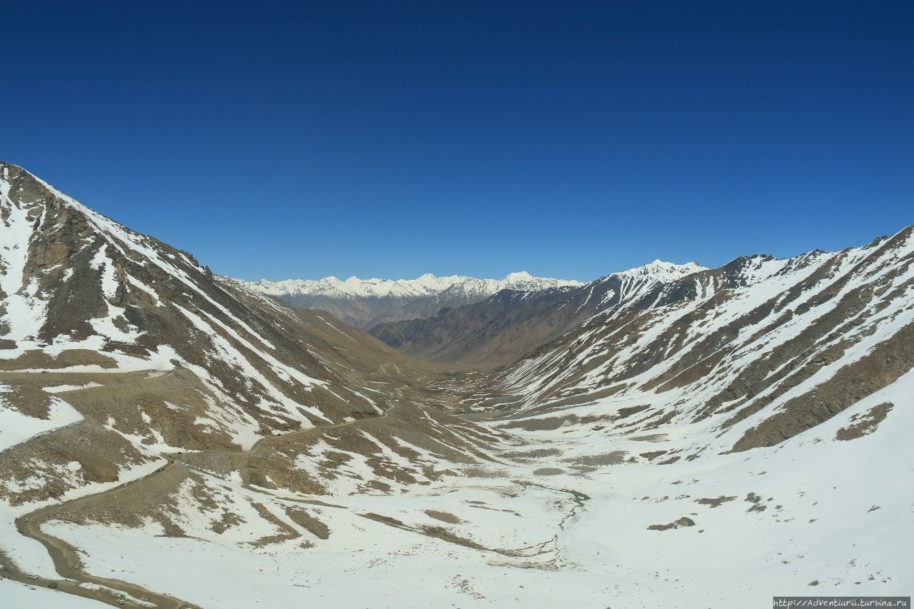 Вид с последнего перевала Кхардунг-Ла в сторону Нубры. Манали, Индия