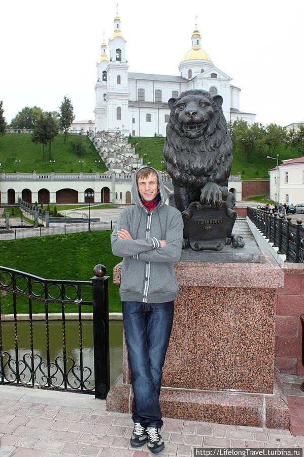 Свято-Успенский кафедральный собор, один из львов на Пушкинском мосту Витебск, Беларусь