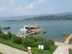 озеро в этом месте возникло после строительства плотины на Дунайце По ту сторону — тоже замок — Чорштынский