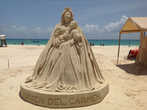 Песчаная скульптура на пляже Плайя Фундадорес в Плайя дель Кармен