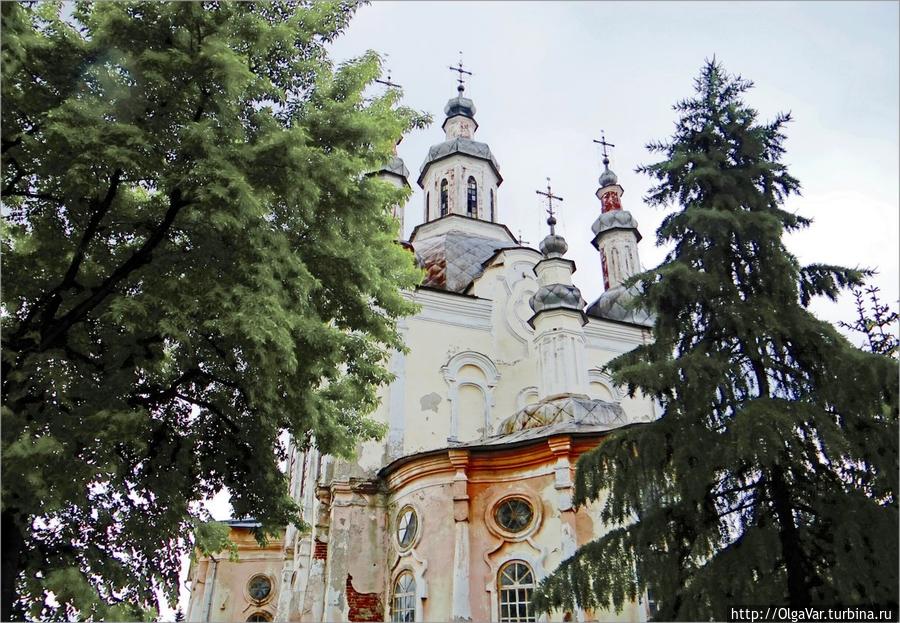 Спасо-Преображенский собор в советские времена разделил судьбу многих таких же храмов, оставшись наедине с собой Шадринск, Россия