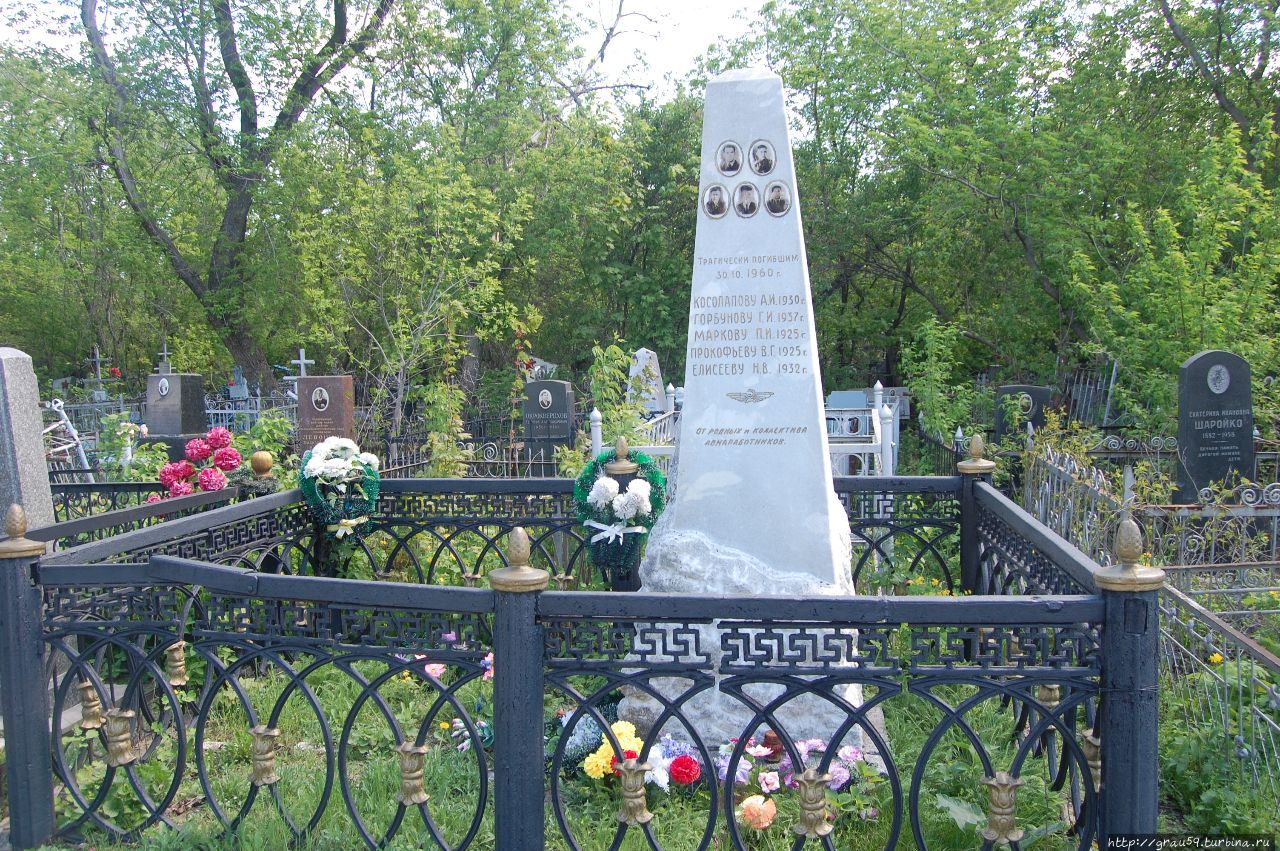 Надгробный памятник погибшим летчикам Ил-14 / Gravestone monument to fallen pilots of the Il-14