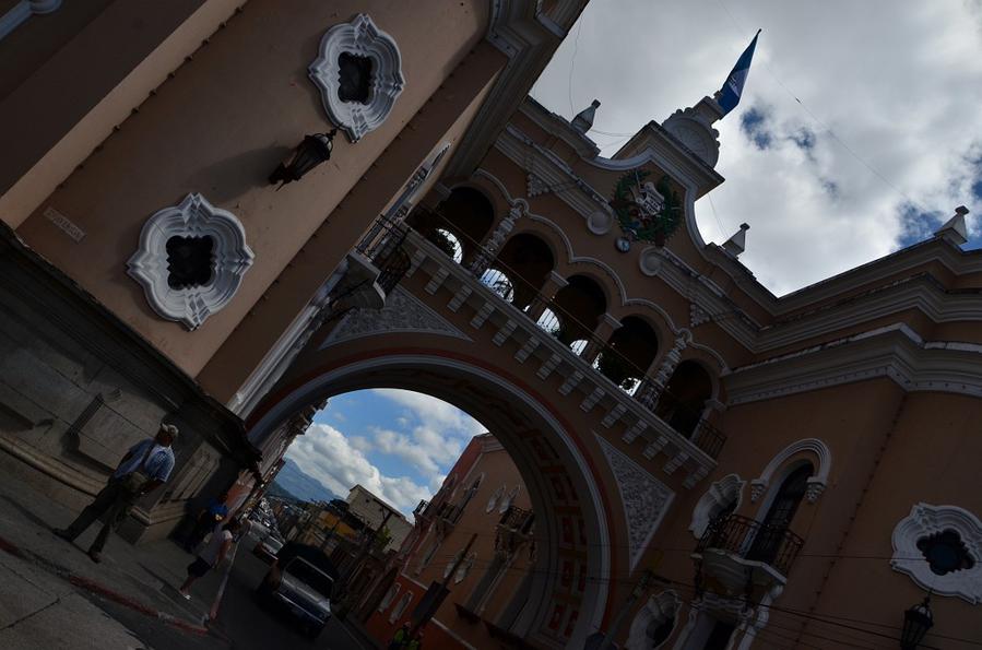 Красивая арка, но влезает в кадр :) Гватемала-Сити, Гватемала