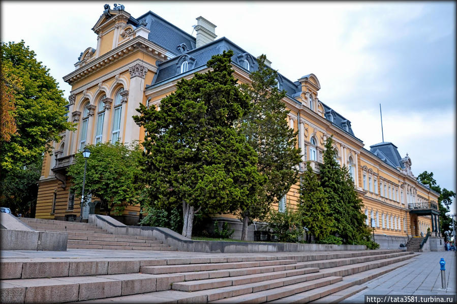 Здание, в котором находится Национальная галерея, в прошлом – царский дворец, построенный в 1873 году на площади имени князя Александра Баттенберга. София, Болгария