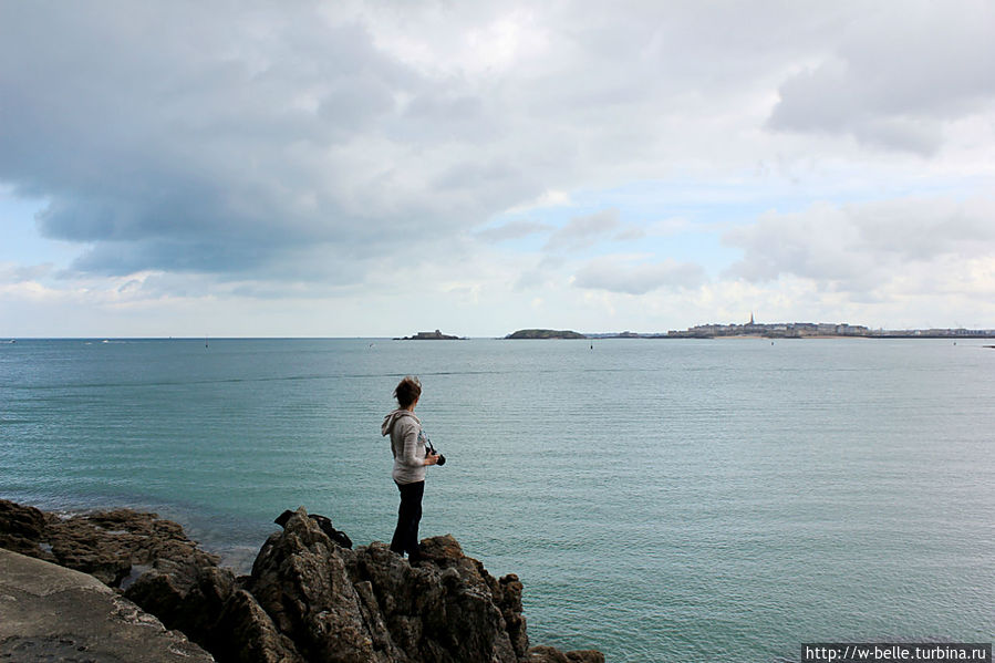 Наташа отрешенно смотрит в даль, туда где виден Сен-Мало. Наташа отрешенно смотрит в даль, туда где виден Сен-Мало.
