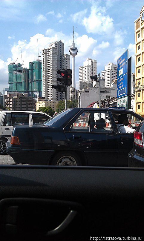 Телебашня в Куала-Лумпур — Менара Куала-Лумпур. Высота 421 метр, занимает 7 место в мире по высоте среди подобных конструкций. Телебашня в Куала-Лумпур — Менара Куала-Лумпур. Высота 421 метр, занимает 7 место в мире по высоте среди подобных конструкций.