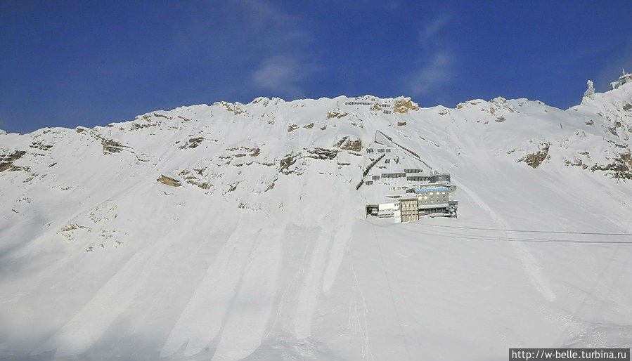 На плато Цугшпицплатт, находящегося на 300 м ниже вершины расположен ледник Цугшпитце, который и в летние месяцы представляет собой редкое природное явление. На леднике расположен отель. Гармиш-Партенкирхен, Германия