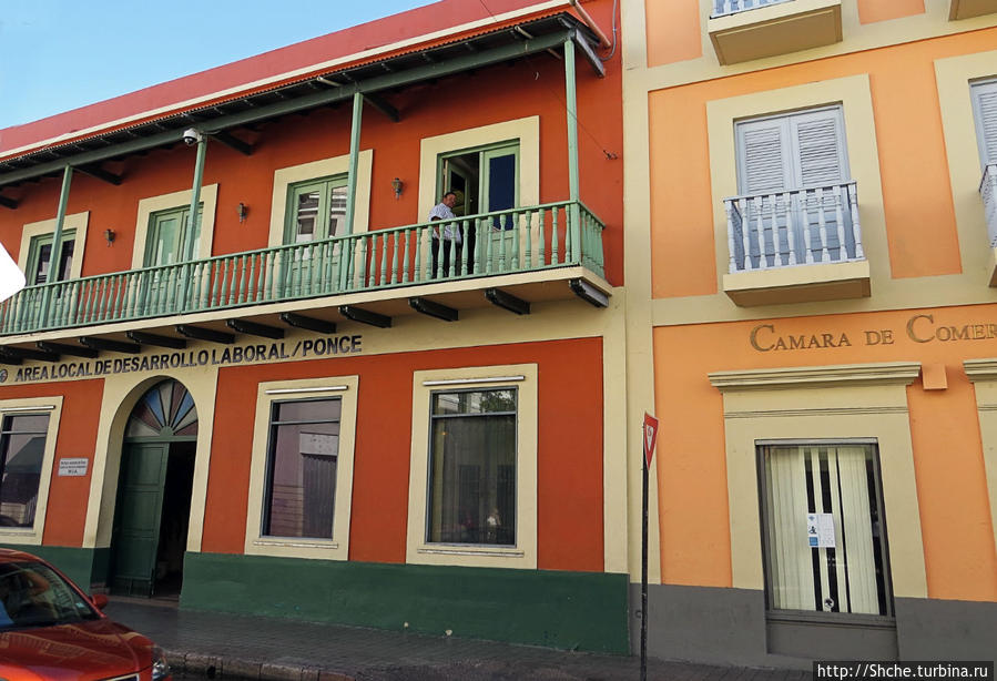 здесь мужик на балконе метнулся внутрь, видимо решив, что я снимаю его... на самом деле я снимал дом, на котором есть название города Ponce, имею такую привычку:)) Понсе, Пуэрто-Рико
