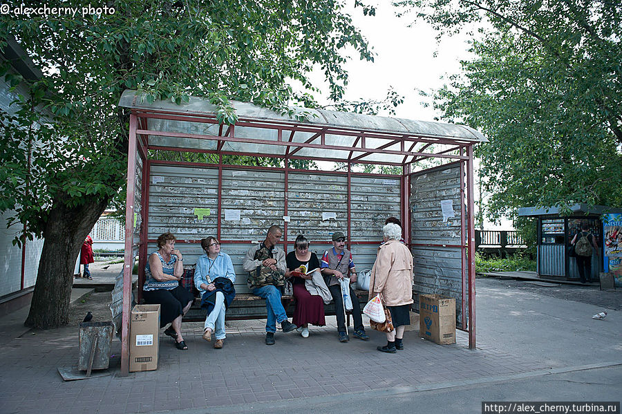 Автобусная остановка, здесь даже время остановилось, если не брать во внимание моду -все по старому. Автобусная остановка, здесь даже время остановилось, если не брать во внимание моду -все по старому.