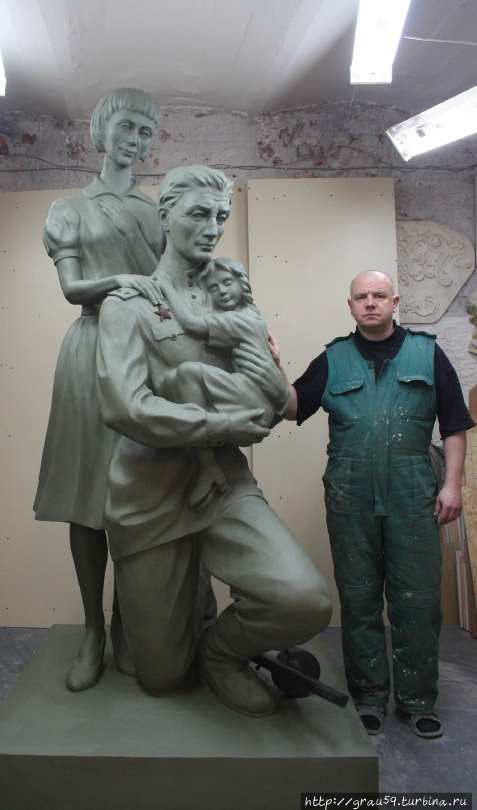 Скульптор за работой над скульптурой для Энгельса (Фото из Интернета) Энгельс, Россия