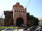 Золотые ворота, справа  — памятник Ярославу Мудрому.
