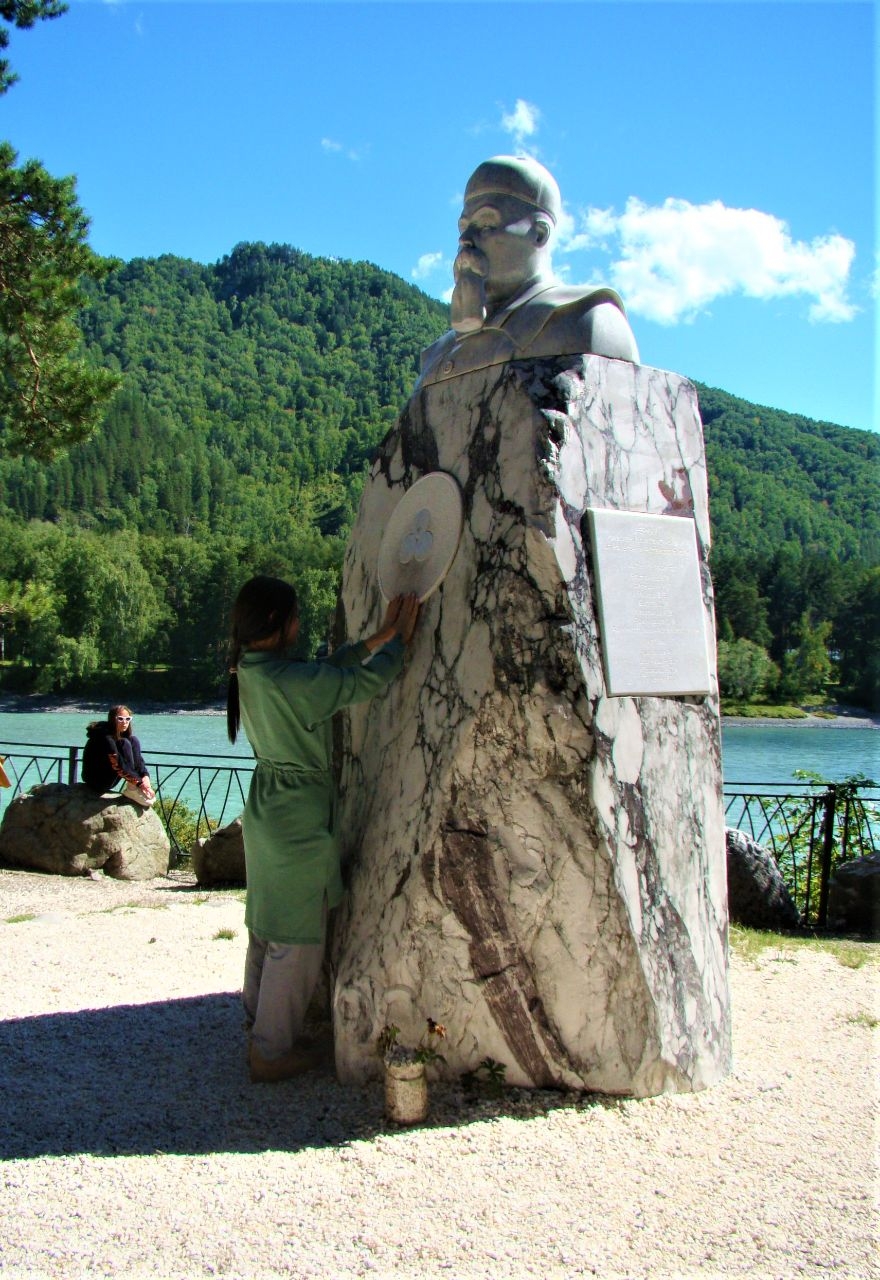 Памятник Рериху Бирюзовая Катунь, Россия