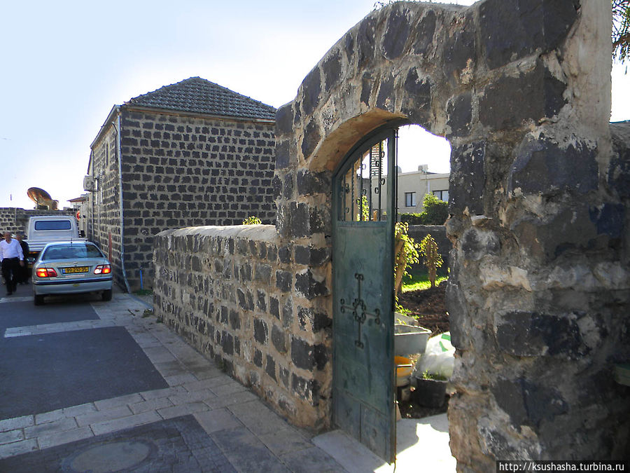 толстые каменные заборы скрывают опрятные внутренние дворики Кфар-Кама, Израиль