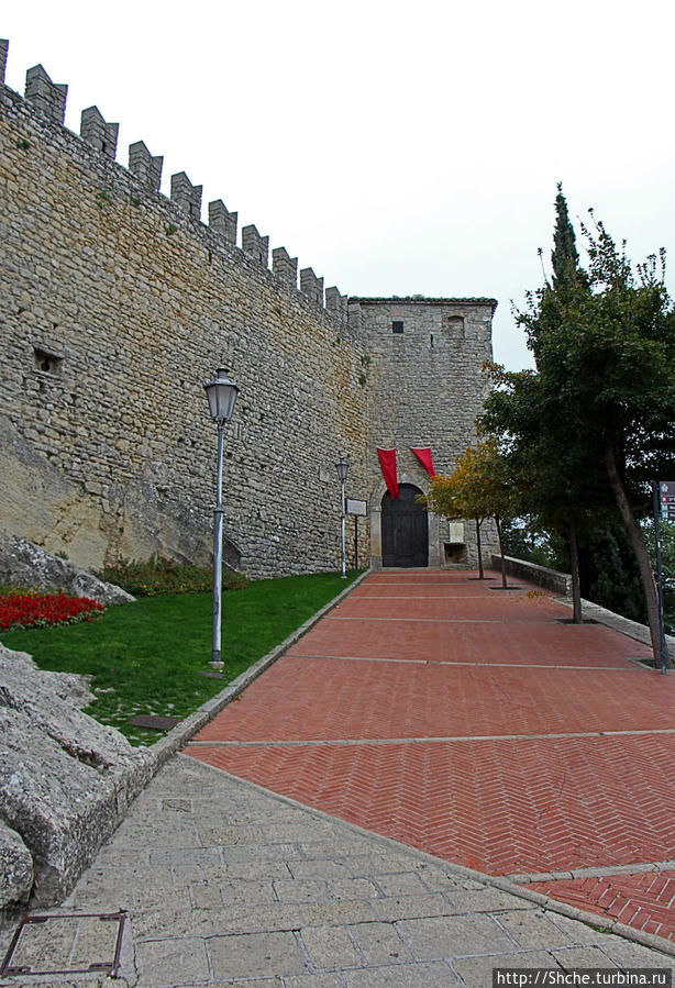 Стены крепости Гуаита (Первой башни (из трех)). Крепость была закрыта Сан-Марино, Сан-Марино
