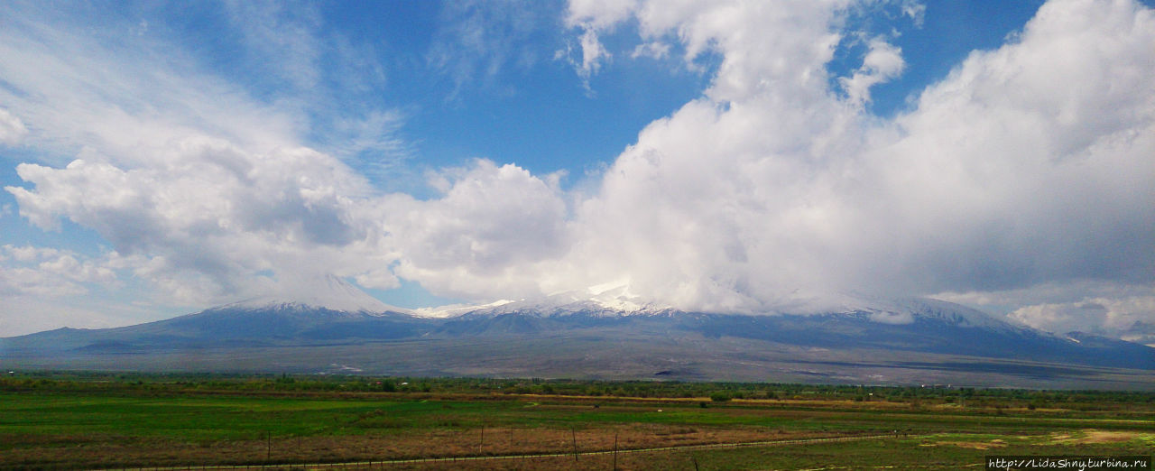 Арарат, скрывшийся в облаках Армения