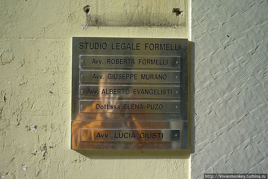 А вот здесь дотторесса Елена Пузо, наверное, даже не догадывается как переводится её фамилия на русский. А вот здесь дотторесса Елена Пузо, наверное, даже не догадывается как переводится её фамилия на русский.