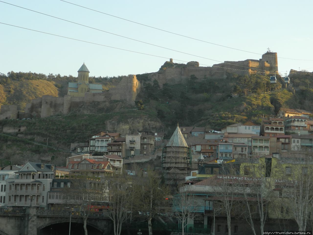 Старый Тифлис, крепость Нарикала и канатная дорога, ведущая к ним Тбилиси, Грузия