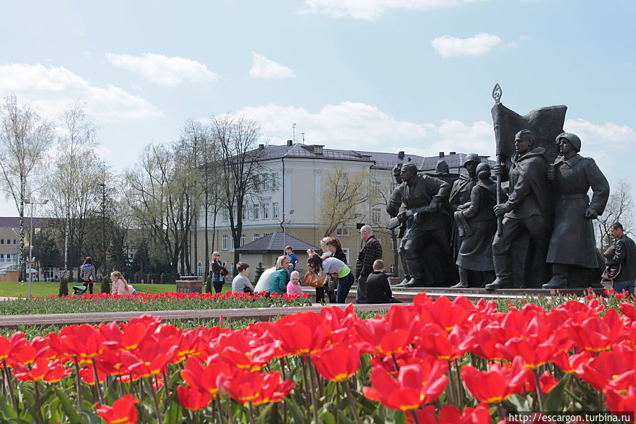 ...и скульптуры солдатов перед ним... Витебск, Беларусь