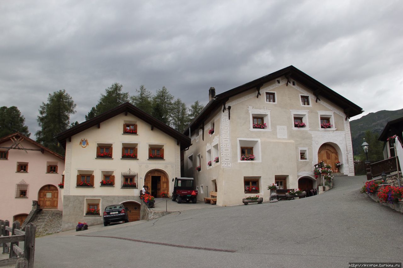 Маленький город у подножия замка. Тарасп, Швейцария