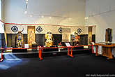Следующий зал, где выставлены еще три примечательных доспеха и некоторые предметы одежды самураев.