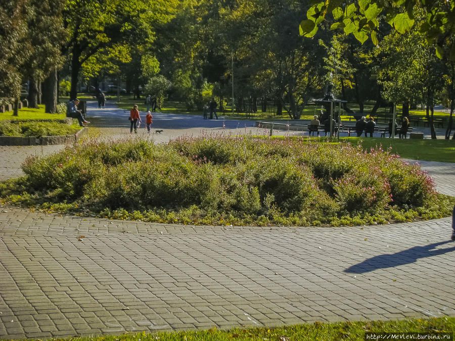 Прогулка в осеннем Верманском парке Рига, Латвия