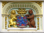 Герб на Старой части Дворца Правосудия. Фото из интернета