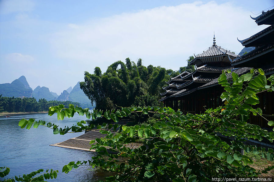 Храм на берегу реки Ли Яншо, Китай