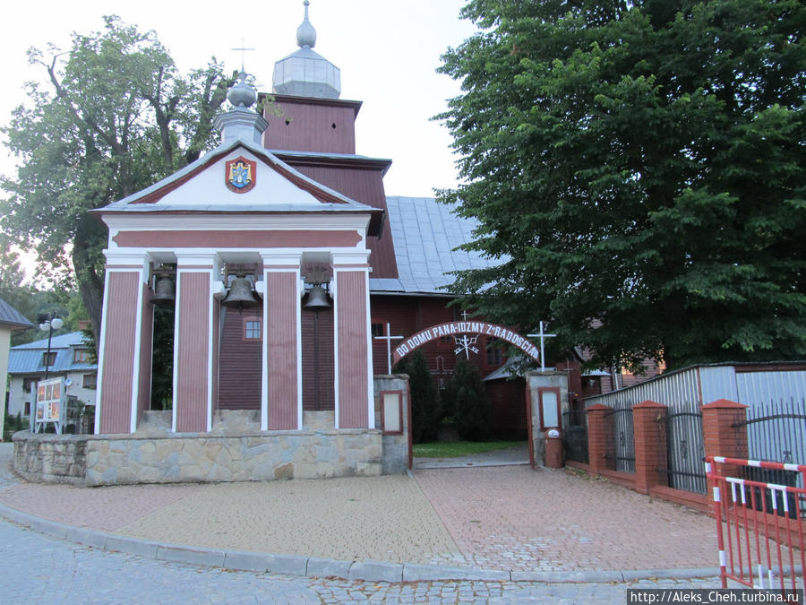 Перед костелом находится колокольня, возведенная в 1806 г. в виде каменных столбов, спаренных треугольным фронтоном, в котором помещен герб Тылича. Крыница-Здруй, Польша