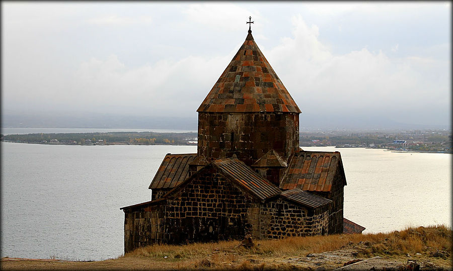 Севанаванк и самое большое озеро Кавказа Севан, Армения