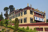 Гости, решившие обучаться в Копане, могут остановиться в отеле, находящемся при монастыре. Также здесь есть монастырская столовая, в которой подают традиционные непальские блюда вегетарианской кухни.