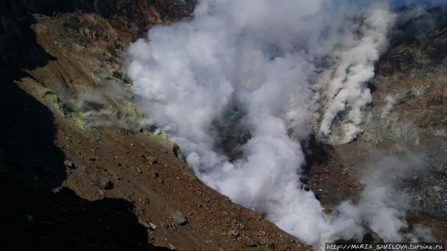 Фумаролы– это источники горячих газов в кратерах и на склонах вулканов, через которые из недр земли выходят газы, растворенные в магме.
На фото непосредственно кратер Камчатский край, Россия