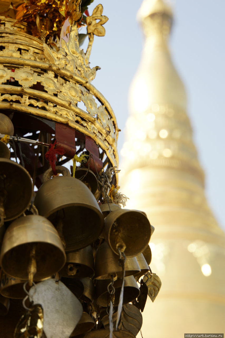 И над всем этим великолепием доминирует стометровая башня ступы, именем которой и назван весь комплекс. Янгон, Мьянма