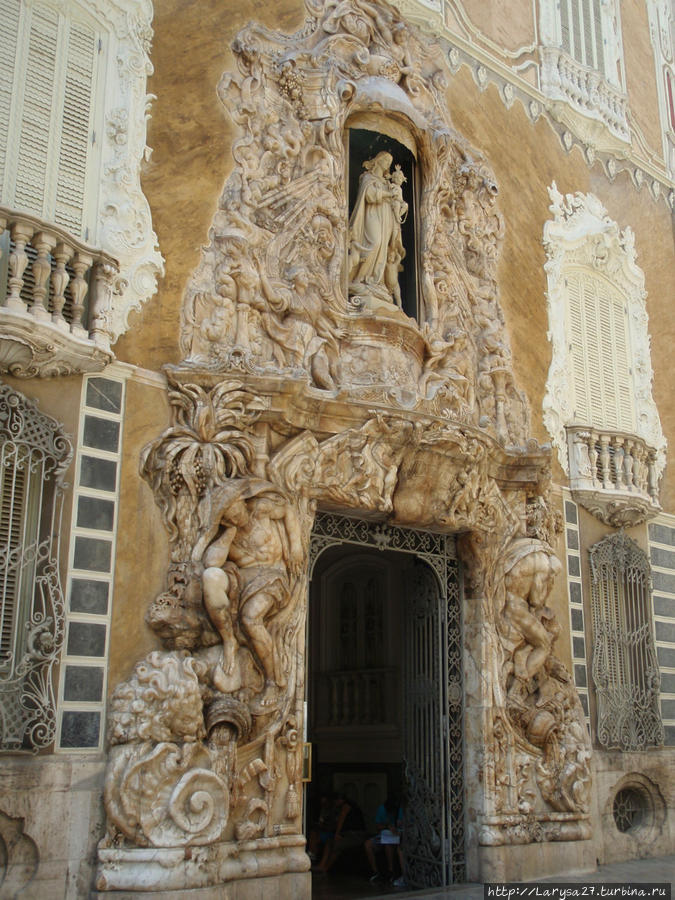 Дворец маркизов Дос Агуас — Музей керамики. Главный портал выполнен Игнасио Вергаро в середине 18 в. Валенсия, Испания