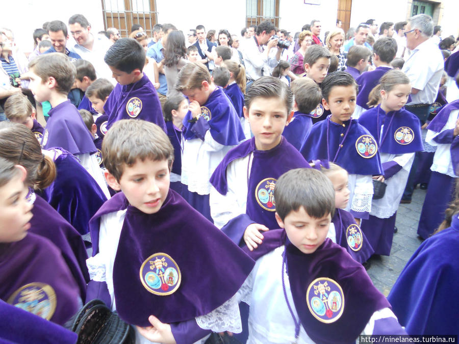 малыши принимают участие в процессии наряду со взрослыми Севилья, Испания