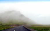 Рано утром туман стелется почти по дороге