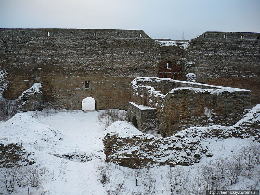 Прогулка по Ивангородской крепости Ивангород, Россия Прогулка по Ивангородской крепости Ивангород, Россия