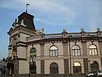 Национальный музей увенчан крылатым снежным барсом