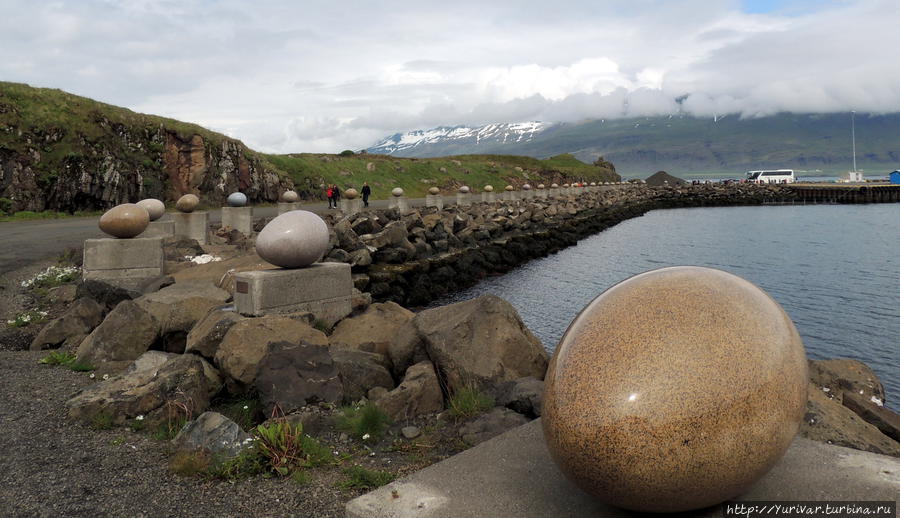 Коллекция каменных яиц на набережной городка Дьюпивогур Дьюпивогур, Исландия