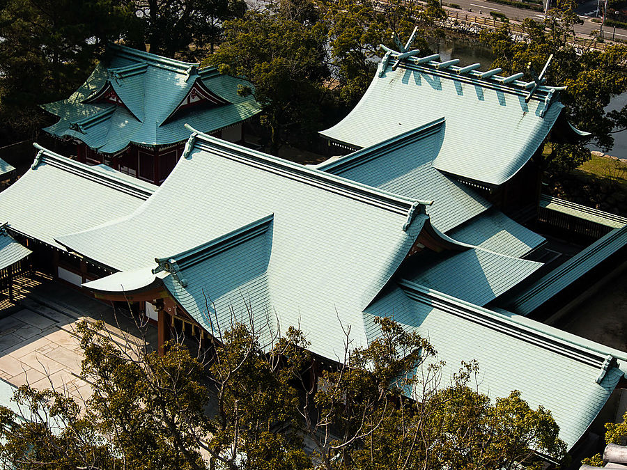 Крыши святилища Фукиагэ, расположенного на территории замка. В этом синтоистском храме, позаимствовавшем одно из старых названий замка Имабари, помимо приносящих всяческую удачу богов почитают дух Тодо Такаторы. Имабари, Япония